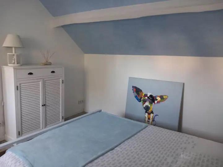 Postel nebo postele na pokoji v ubytování Chambre bleue avec accès plage