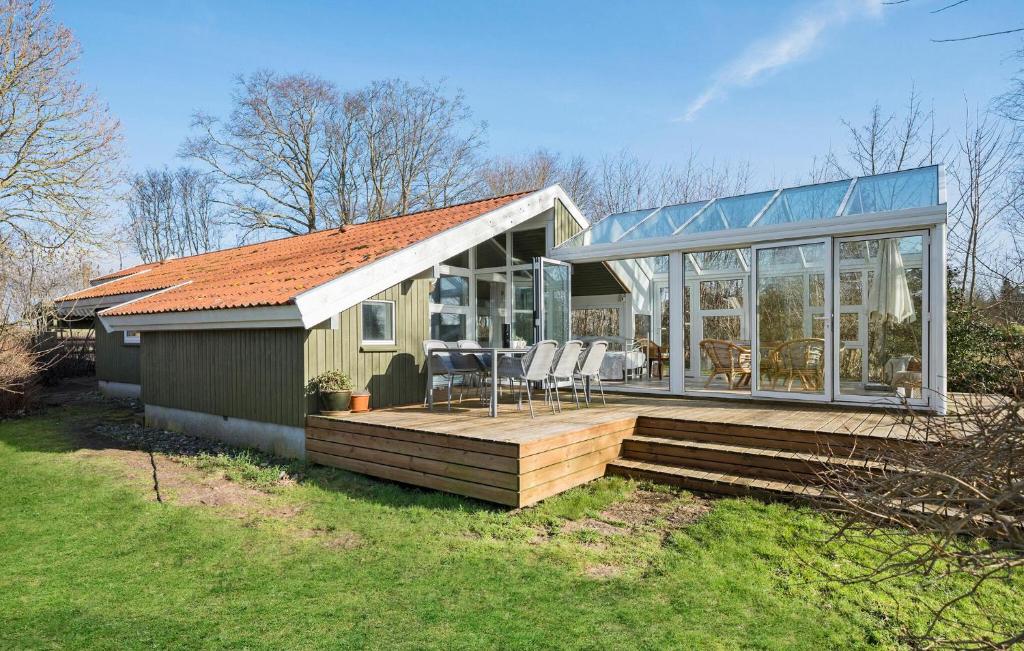 una pequeña casa con terraza y una casa de cristal en Nice Home In Mesinge With Wi-fi en Mesinge