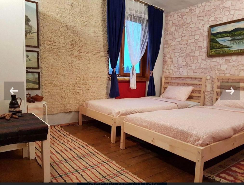 バタクにあるЕКО СПА вила ОРЛОВЕЦЪのベッドルーム1室(ベッド2台、窓付)