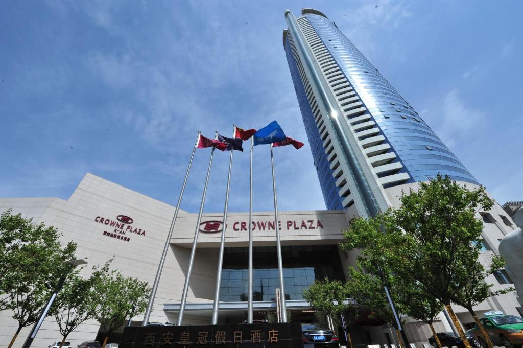 um grupo de bandeiras em frente a um edifício em Crowne Plaza Xi'an, an IHG Hotel em Xian