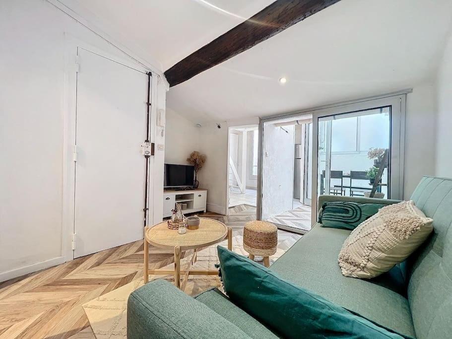 un salon avec un canapé vert et une table dans l'établissement L'Esprit du Vieux Port- Central & Paisible - Les Frères de la Loc, à Marseille