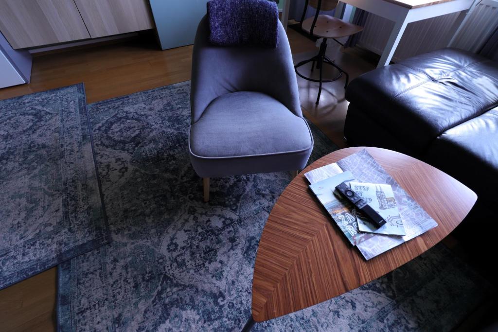 Naomi app,Netflix,between bus and train station - 5