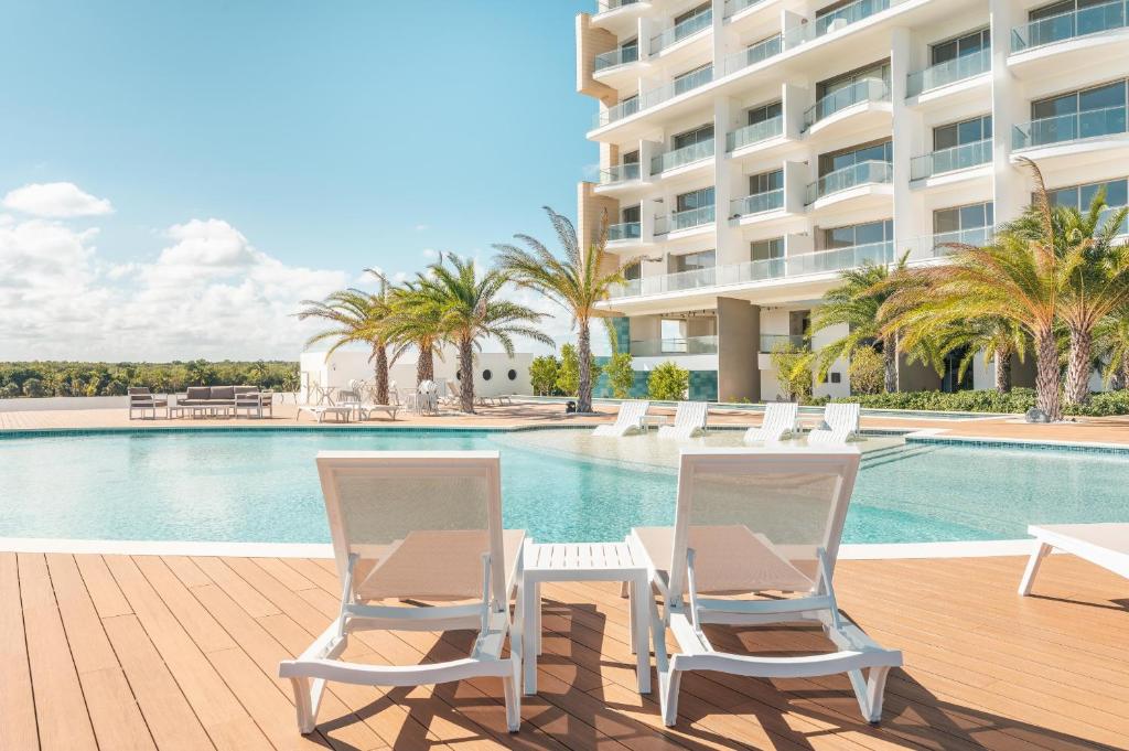 Bazén v ubytování Modern Apartment in Exclusive Tower at Cap Cana nebo v jeho okolí