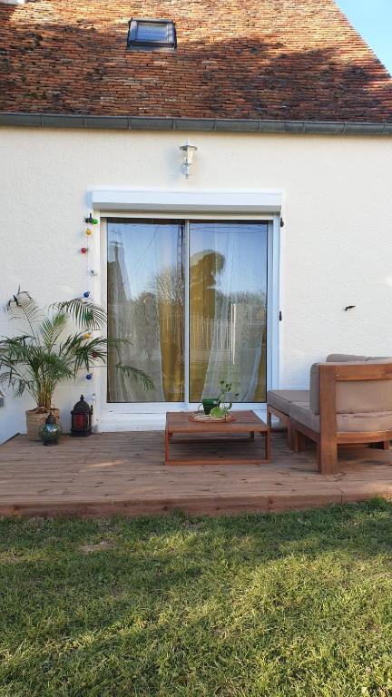 d'une terrasse avec un banc et une table. dans l'établissement Love room avec jaccuzzi, à Mormant