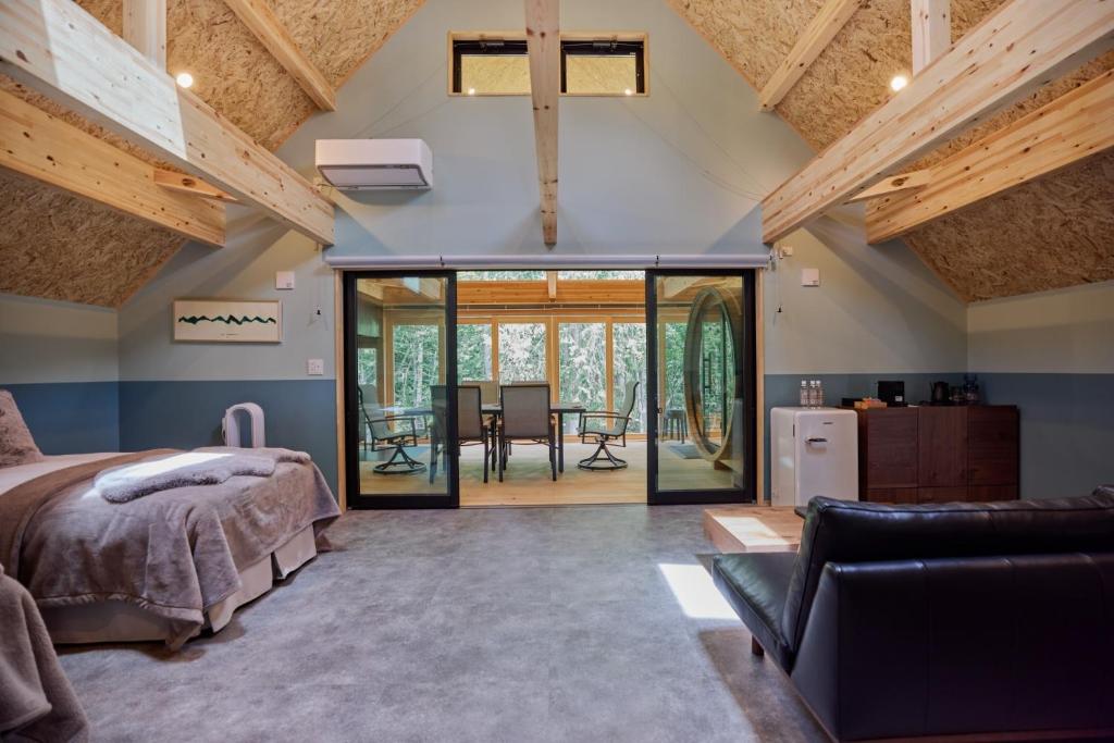 a bedroom with a bed and a living room at GRAN TOCORO, RESORT&GLAMPING - Vacation STAY 84972v in Narusawa