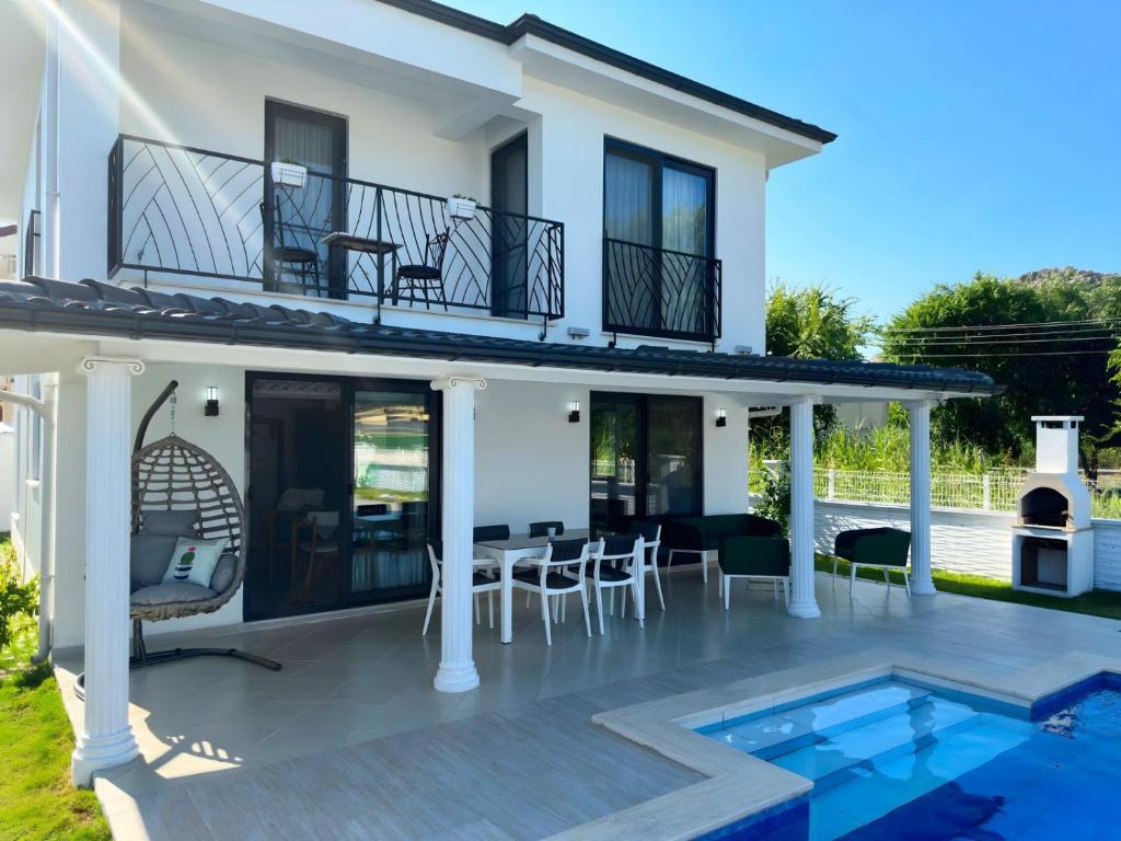 une maison avec une terrasse et une piscine dans l'établissement Dalyan Villa Dolce Vita, à Dalyan