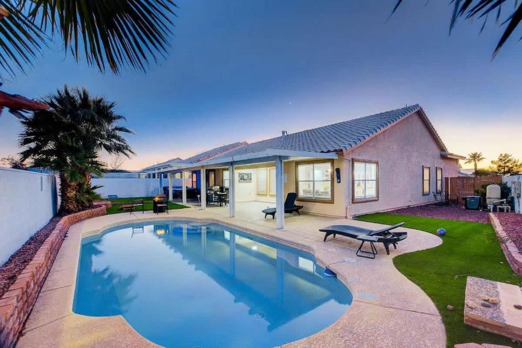 una casa con piscina en el patio en Chic 4BR Home w Pool, Jacuzzi, Billiards & Firepit, en Las Vegas