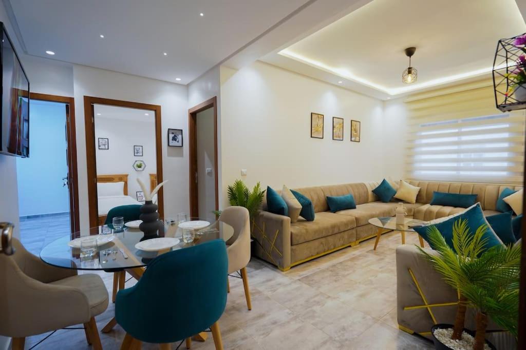 丹吉爾的住宿－Luxueux Appartement，客厅配有沙发和桌子