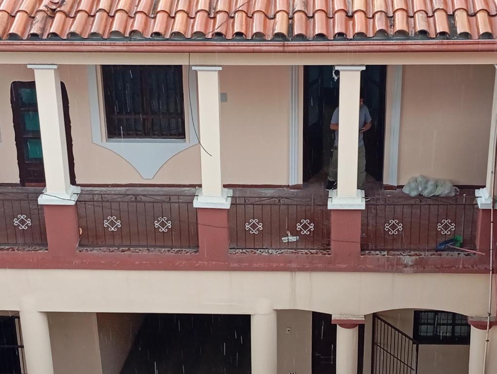 um pássaro sentado na varanda de uma casa em Hermoso Apartamento rustico en el centro em Cochabamba