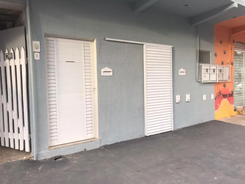 2 portes sur le côté d'un bâtiment dans l'établissement Residencial Estrela Guia 1, à Cabo Frio