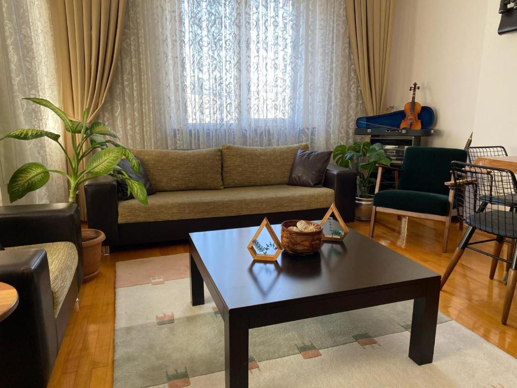 ein Wohnzimmer mit einem Sofa und einem Couchtisch in der Unterkunft City Center in Antalya