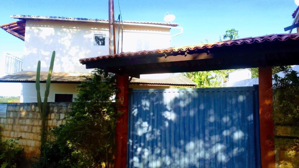 uma cerca azul em frente a uma casa em Chalé Sitio Miranda Sra Solange em Aratuba
