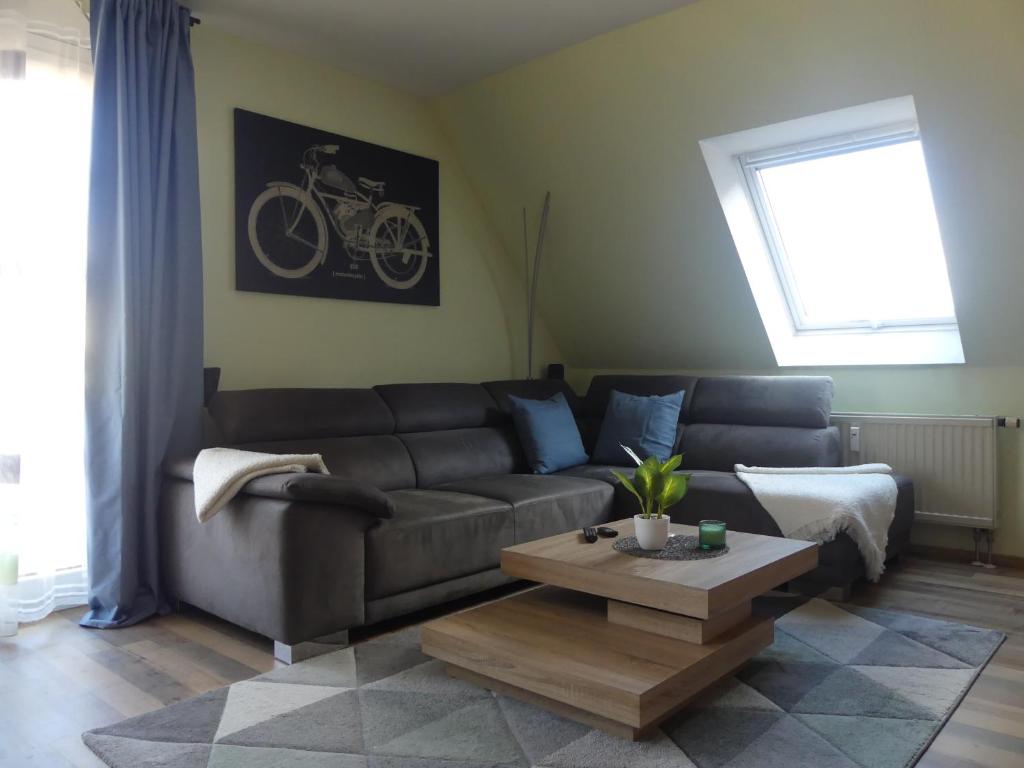 ein Wohnzimmer mit einem Sofa und einem Couchtisch in der Unterkunft Wohlfühloase by Rent Rooms Rietz in Stein bei Nürnberg