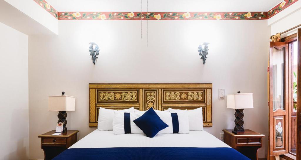 - une chambre avec un lit doté d'oreillers bleus et blancs dans l'établissement CASA MAYES, à Pátzcuaro