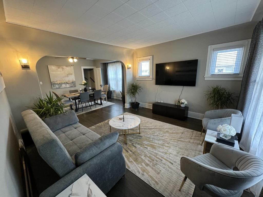 sala de estar con 2 sofás y TV en Spacious Retreat Near Convention Centers home, en Des Plaines