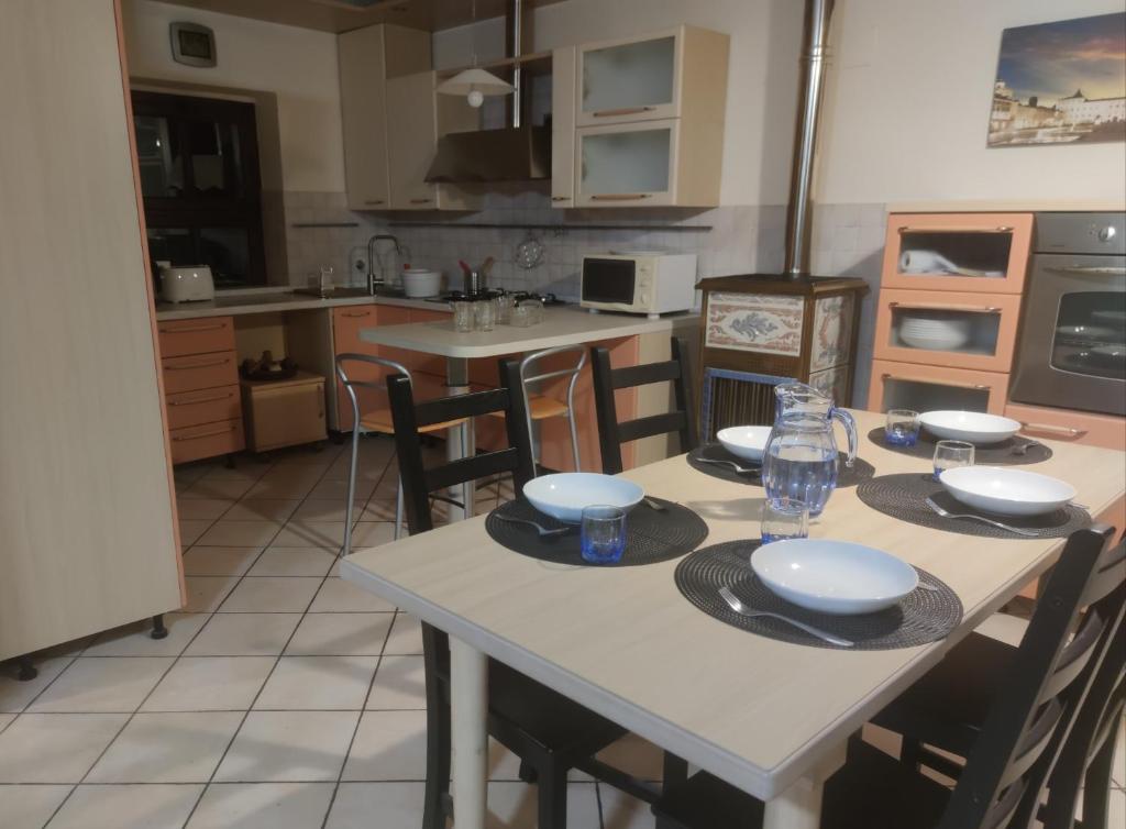 una cucina con tavolo, piatti e ciotole di La Dimora del Borgo a Pinerolo