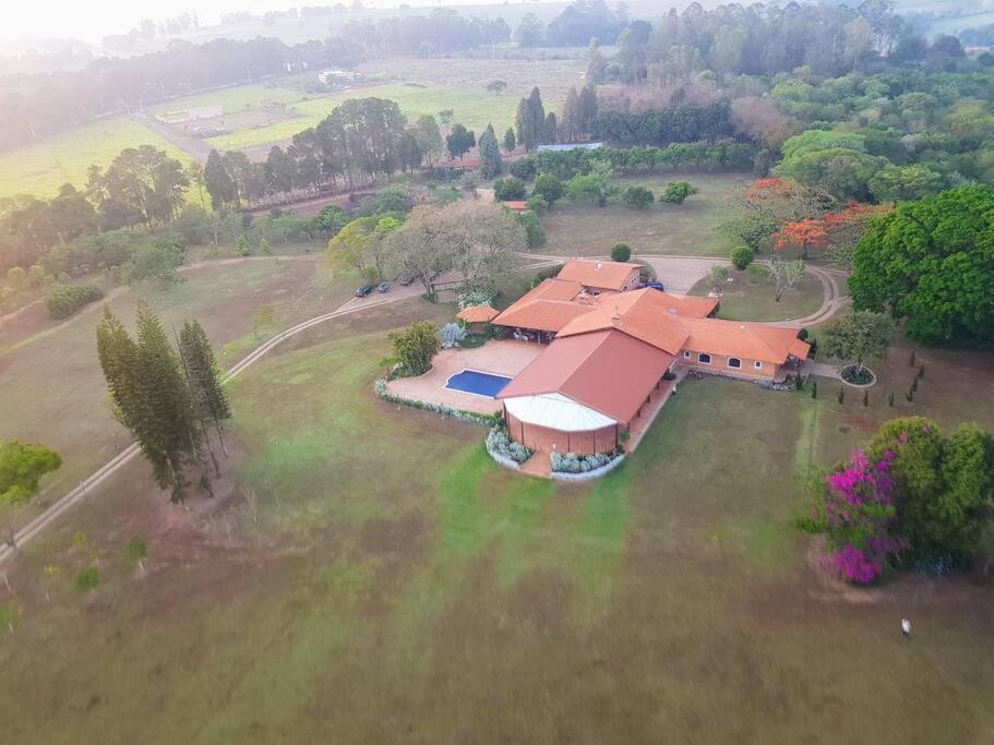 een luchtfoto van een huis in een veld bij Linda casa 1h30 de SP dentro de HARAS com LAZER in Boituva