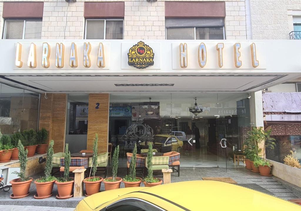 Um restaurante ou outro lugar para comer em Larnaka Hotel Shmeisani