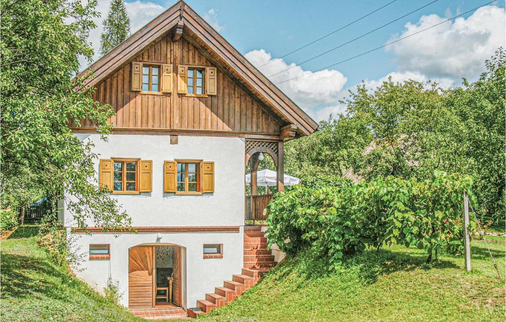 a house with a wooden roof on a hill at Amazing Home In Reinersdorf With 1 Bedrooms And Wifi in Woppendorf