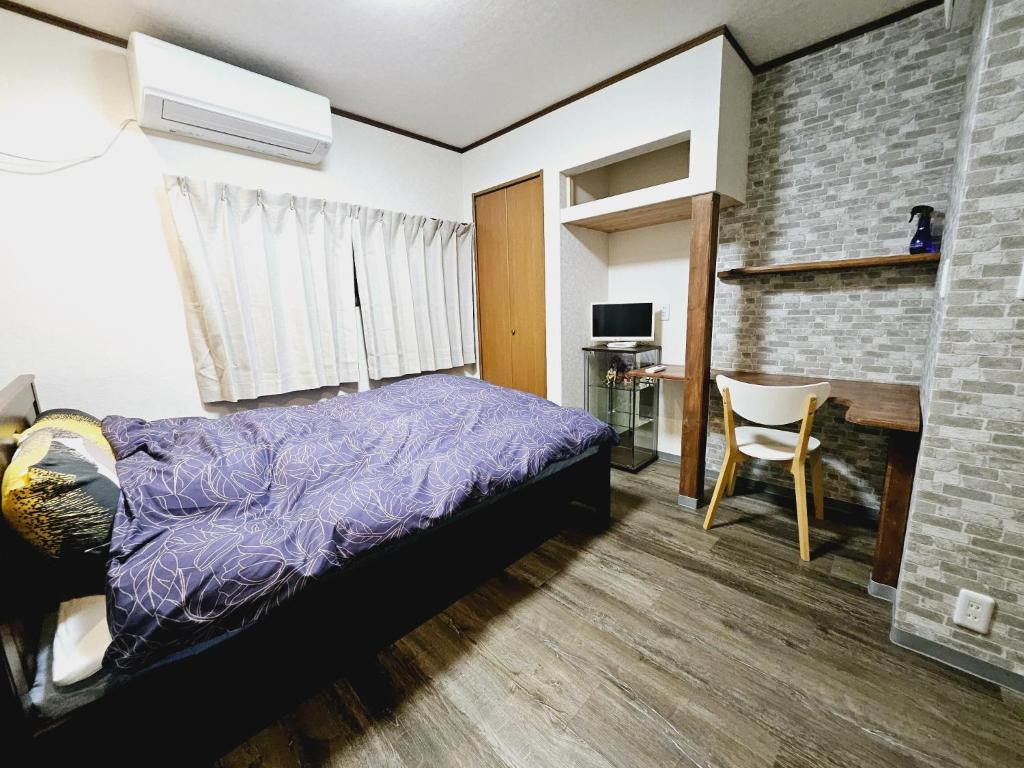 京都市にあるRoyce Garden 2-Hanazono Stay- - Vacation STAY 15865のベッドルーム1室(ベッド1台、デスク、椅子付)