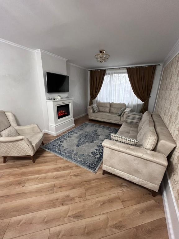 sala de estar con 2 sofás y chimenea en Apartament in Botosani, en Botoşani
