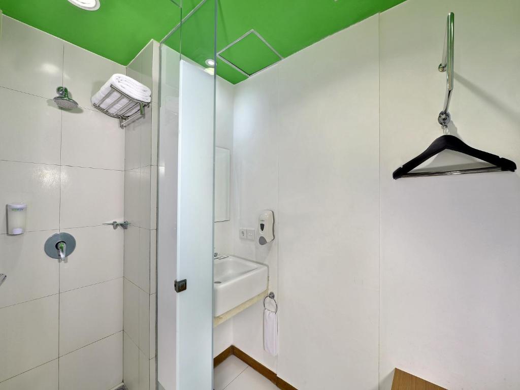 Koupelna v ubytování Whiz Hotel Pemuda Semarang