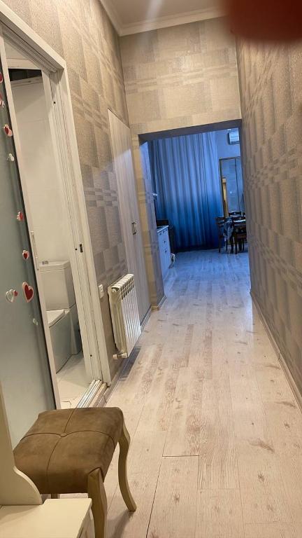 un corridoio vuoto con un divano e un tavolo di Rasul Rza a Baku