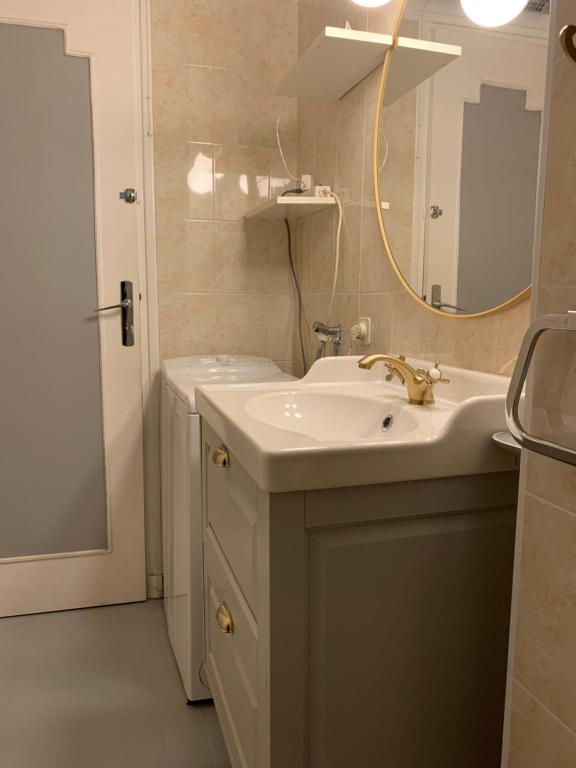 La salle de bains est pourvue d'un lavabo et d'un miroir. dans l'établissement Cap d Antibes, Salis beach , 2 bedrooms , free parking, à Antibes