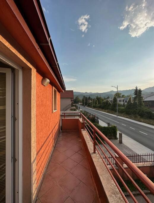 un balcón de un edificio junto a una carretera en Modern and homely family house., en Cetinje