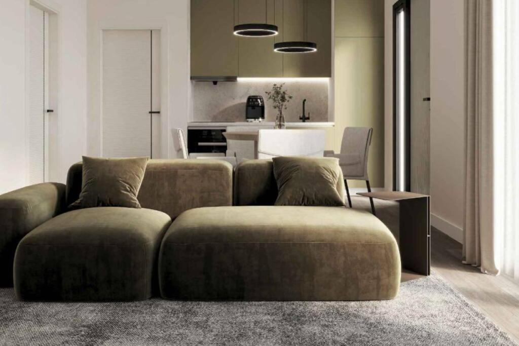 uma sala de estar com um sofá e uma cozinha em Sea La Vie Apartment em Golem