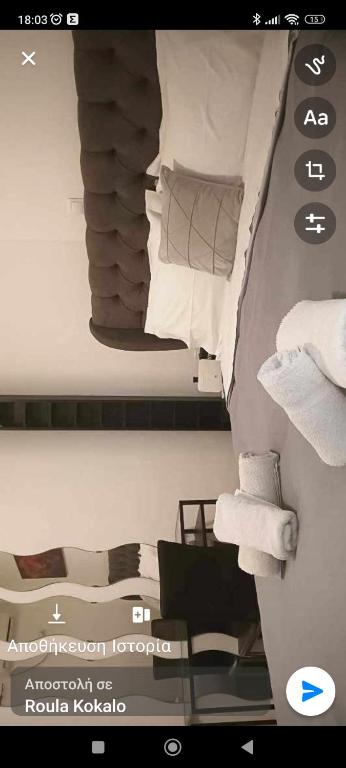 A bed or beds in a room at Φωτεινό διαμέρισμα Πειραιας