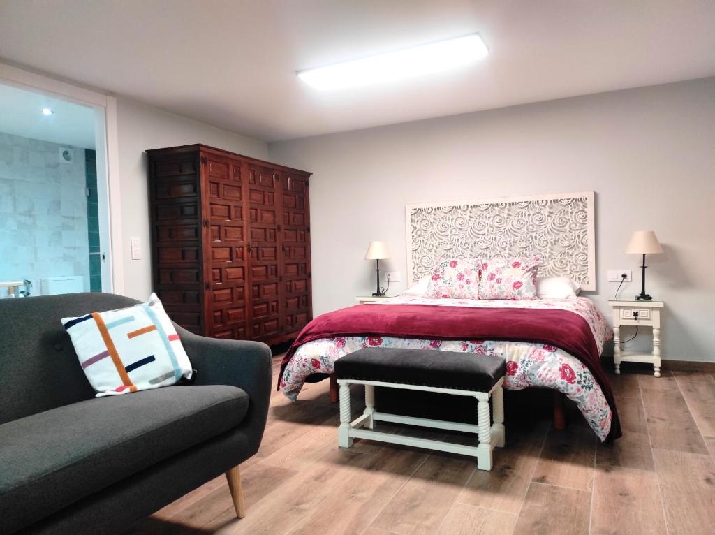 1 dormitorio con 1 cama, 1 sofá y 1 silla en CASA Atzu Loft Argoños, en Argoños