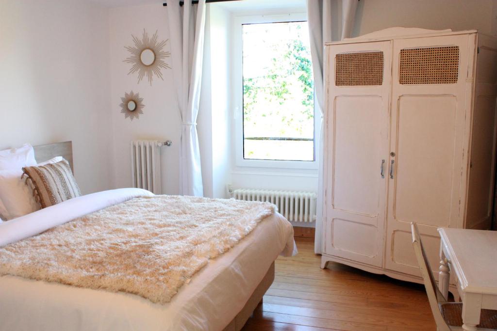 L'Escale de Beauregard - Kamer Met Kingsize Bed En Uitzicht Op De Tuin