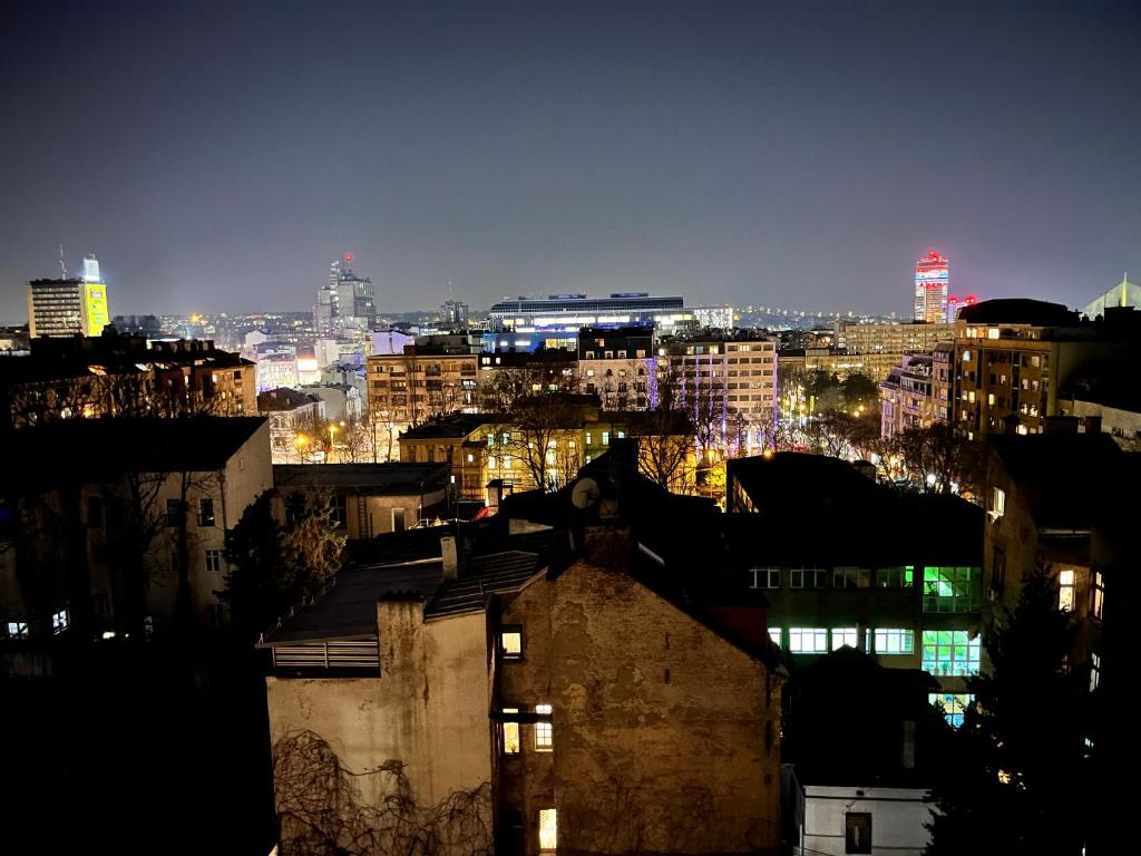 vista di una città di notte con luci di Gajba Apartment a Belgrado