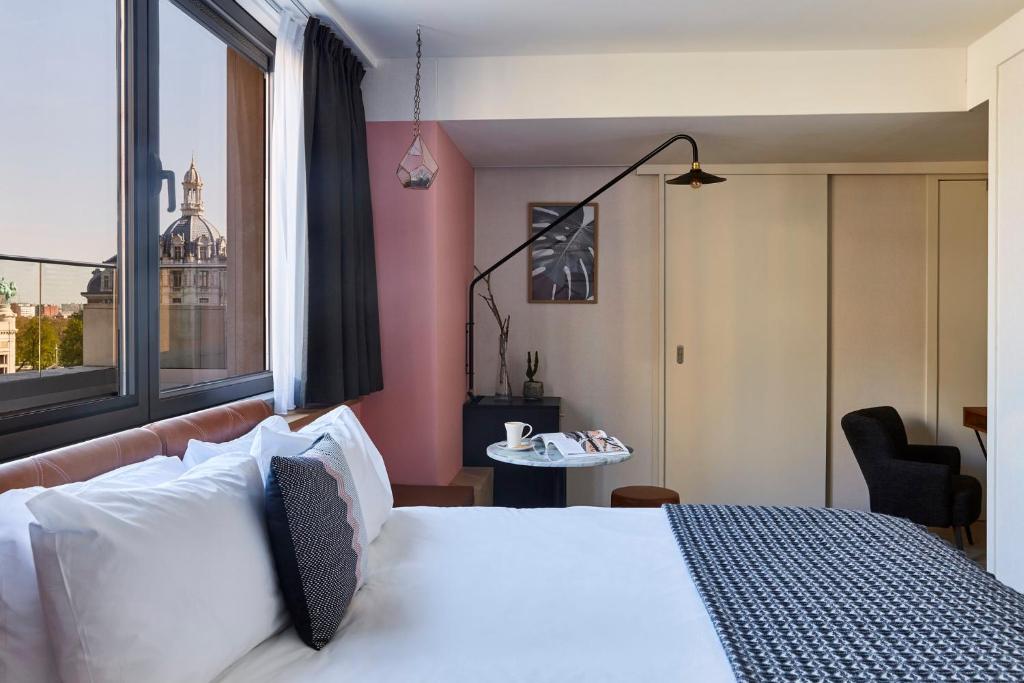 Travel Proud Sustainability certification Hotel Indigo Antwerp City Centre by IHG - Premium Tweepersoonskamer Met Balkon En Stadszicht