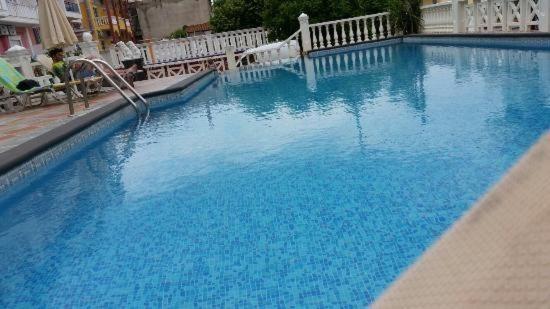 Anna Beach Suites Hotel tesisinde veya buraya yakın yüzme havuzu