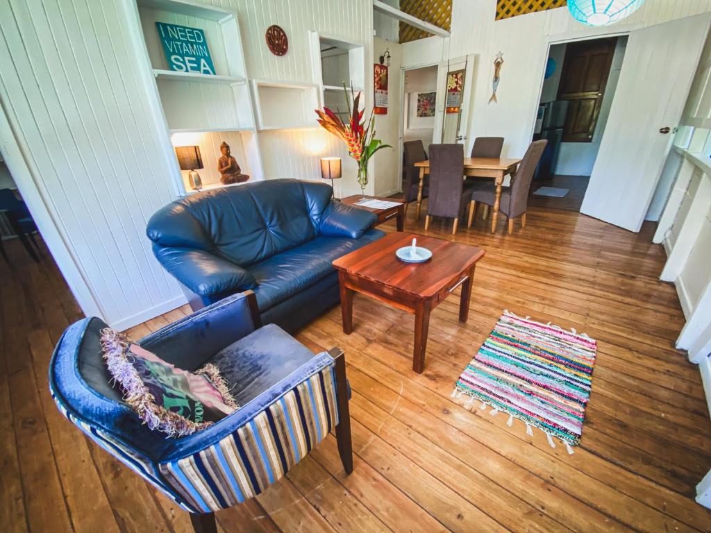 sala de estar con sofá de cuero y mesa en Pelican Inn en Talamanca