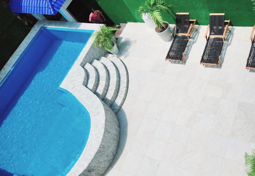 una vista aérea de una piscina con bancos junto a ella en hotel playa del carmen en Playa del Carmen