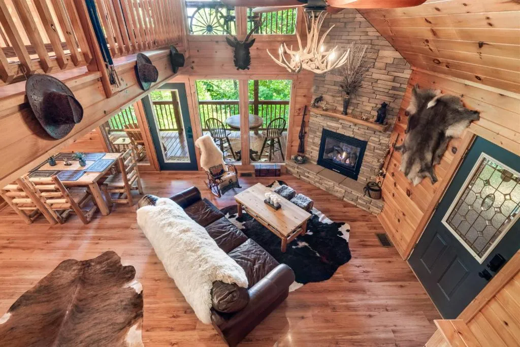 Bear Mountain Chalet in the Woods w/ Hot Tub