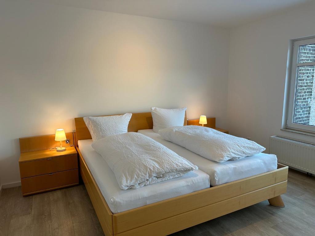 una camera con un letto con due cuscini sopra di Apartment Gästehaus Tönisvorst a Tönisvorst