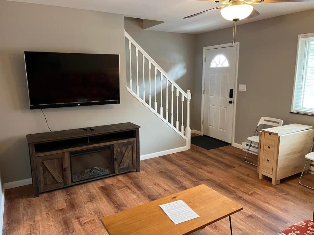 uma sala de estar com uma televisão de ecrã plano e uma lareira em Carter #3 Two bedroom unit near Xavier Downtown em Cincinnati