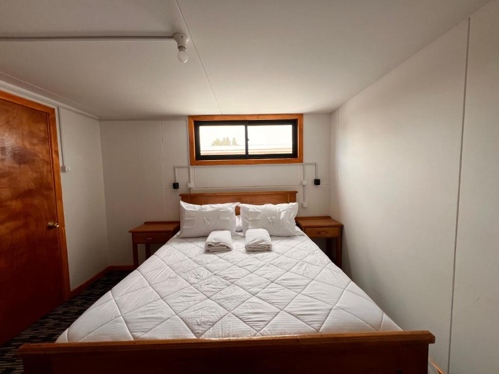 Postel nebo postele na pokoji v ubytování Hostal B&B Coastal Natales