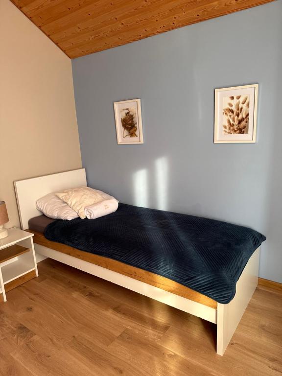 Posteľ alebo postele v izbe v ubytovaní Domki Złote Piaski Kryty Basen Sauna Jacuzzi