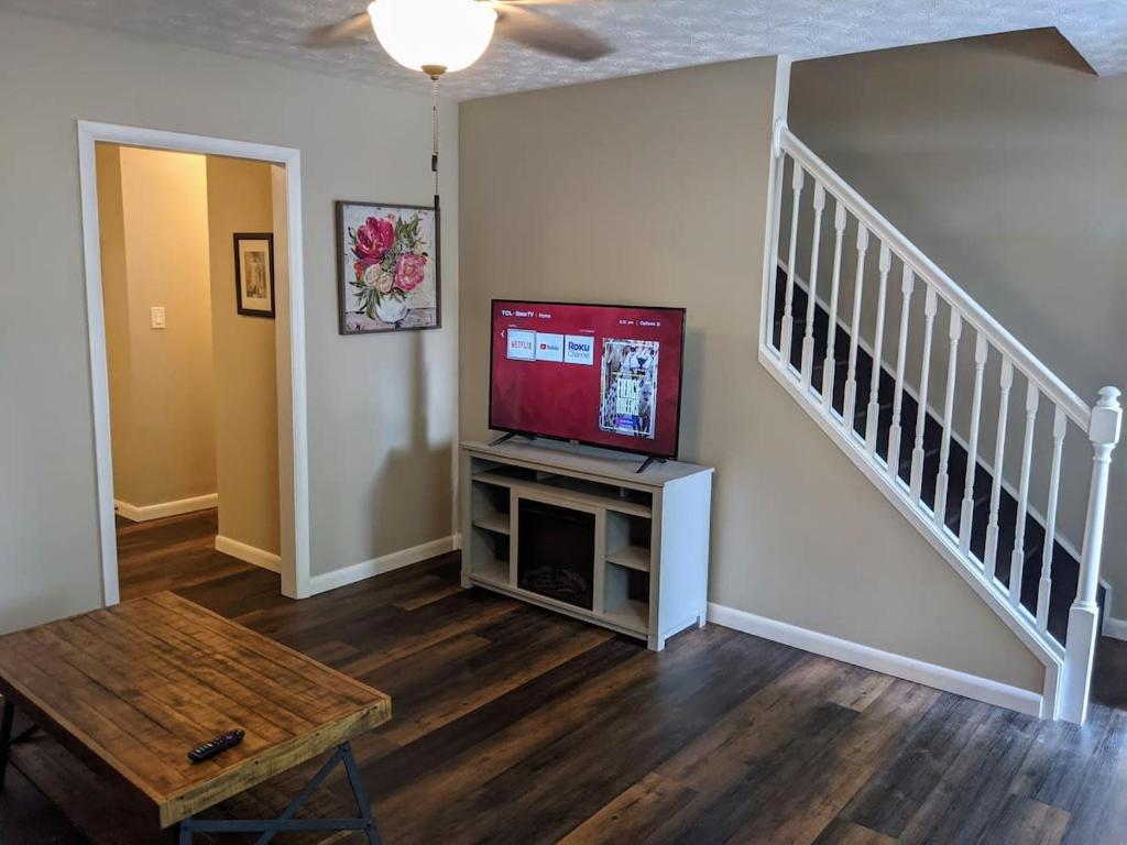 ein Wohnzimmer mit einem Flachbild-TV auf einem Entertainment-Center in der Unterkunft Carter #5 Two bedroom unit near Xavier Downtown in Cincinnati