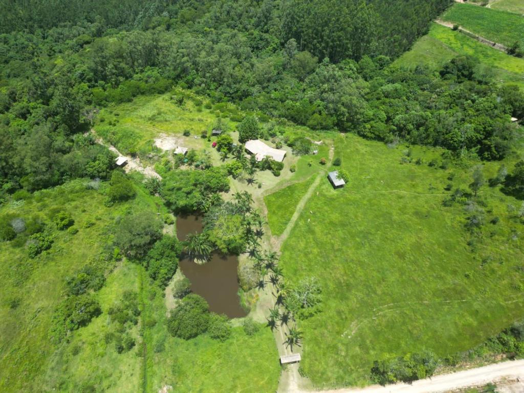 een luchtzicht op een groot veld met twee vijvers bij Casa de campo para relaxar em meio à natureza! in Treze de Maio
