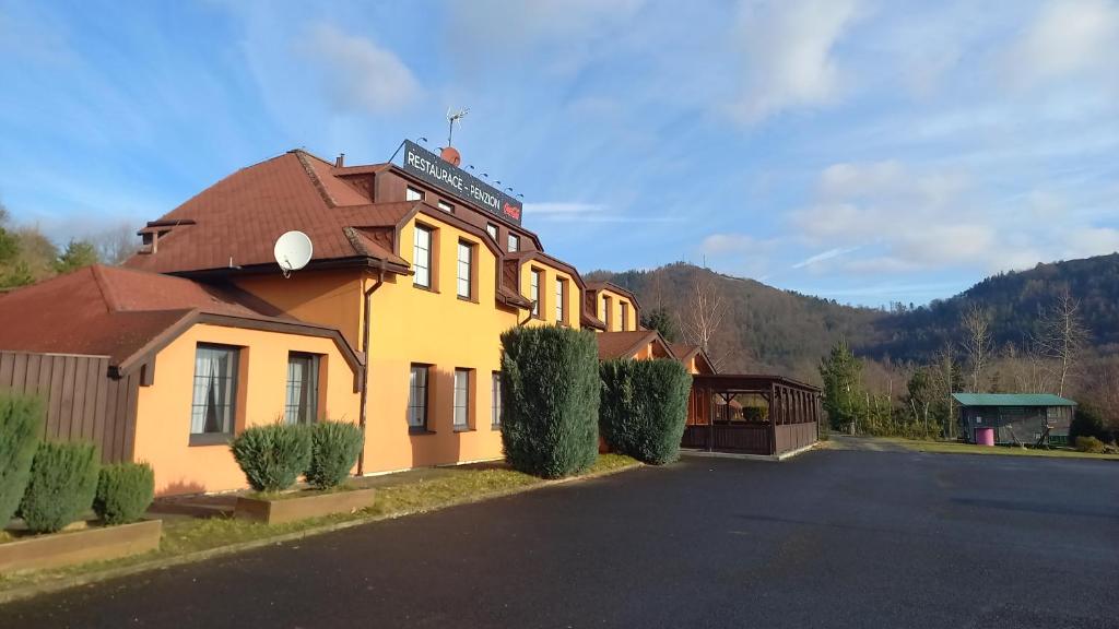 Nespecifikovaný výhled na hory nebo výhled na hory při pohledu z hotelu