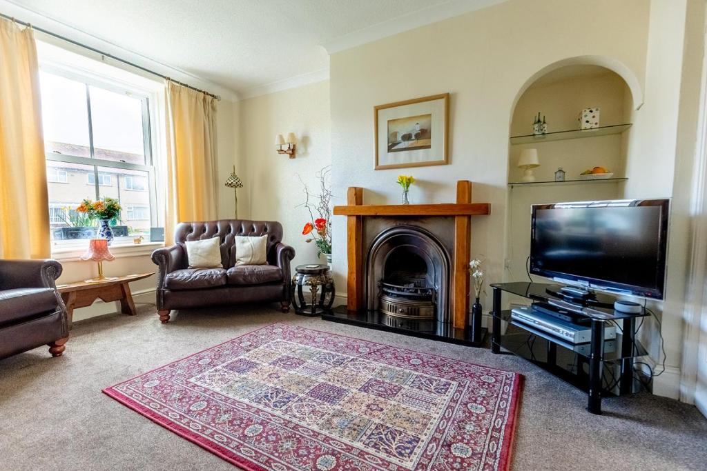 WILLOW COTTAGE Cost 3 Bed Cottage in Penrhyn Bay with Sea Views with