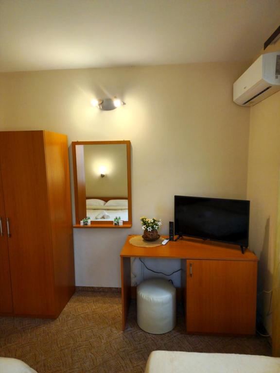 TV a/nebo společenská místnost v ubytování Rebeka Guest House