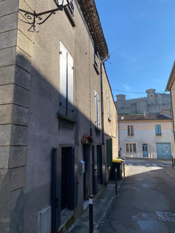 een gebouw met een kat erop geschilderd bij La Maison du Roi Arthur in Carcassonne