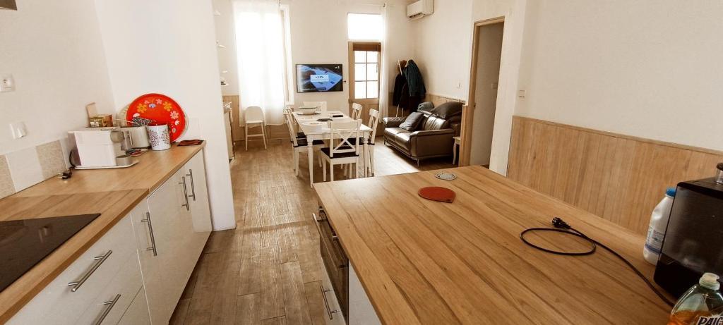 Il comprend une cuisine et un salon avec un comptoir en bois. dans l'établissement Maison Provençale, à La Seyne-sur-Mer